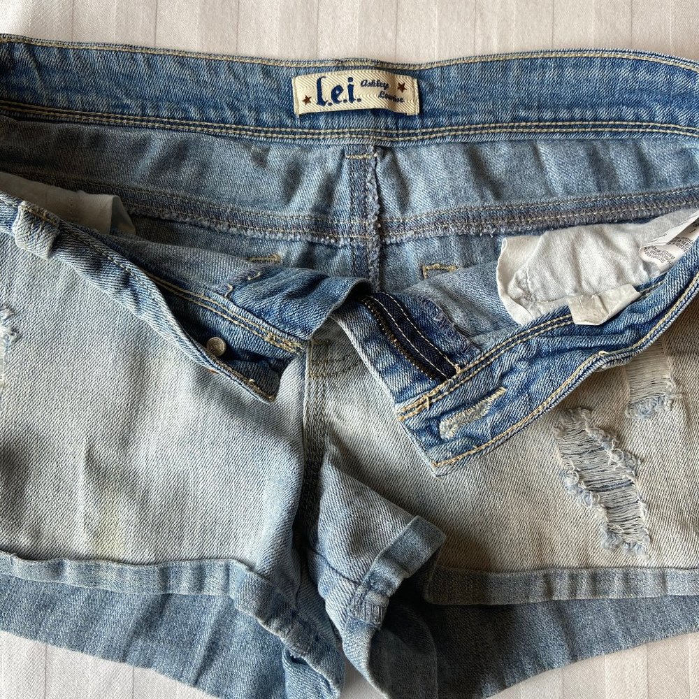 L.e.i Denim Shorts - Picture 2 of 5